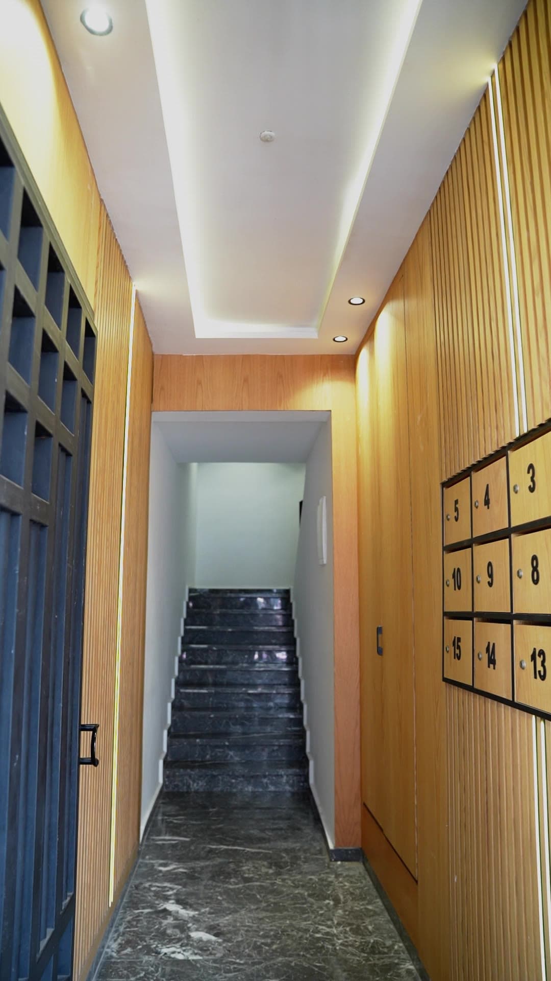Hall d'entrée en marbre et boiseries
