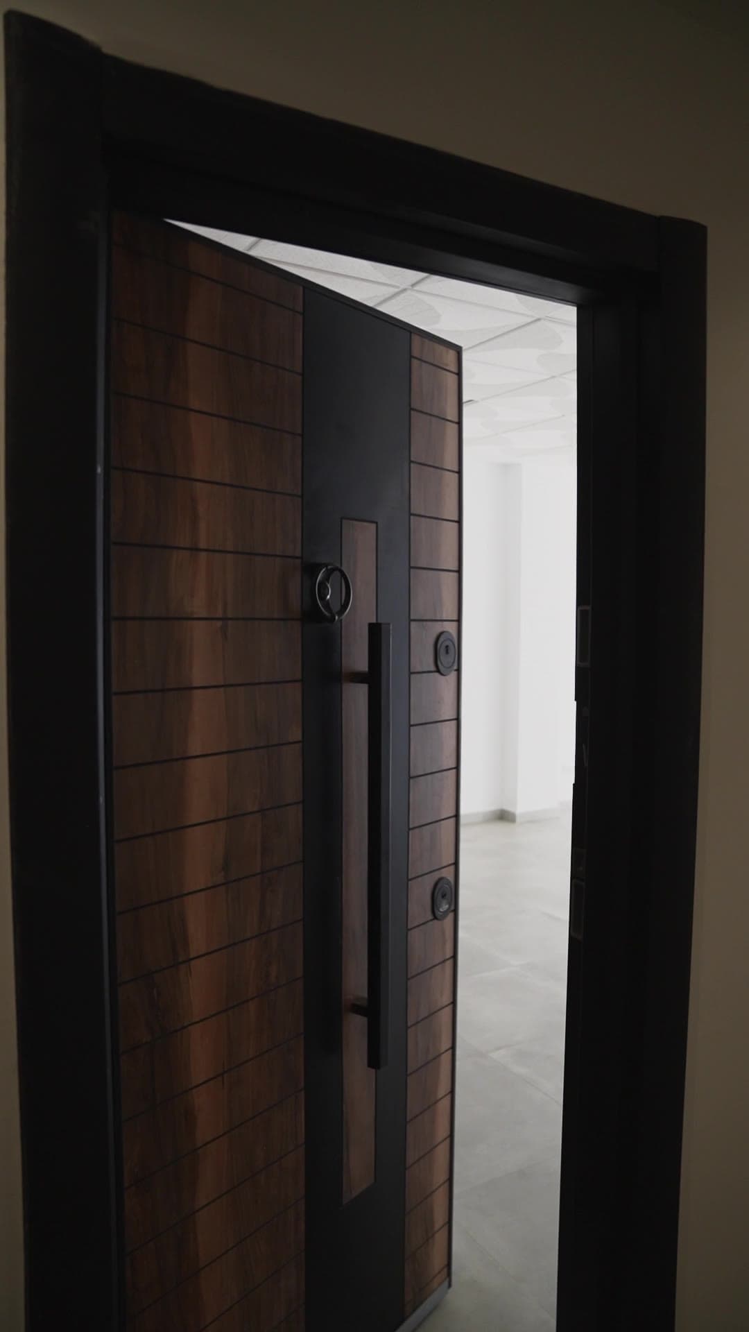 Porte d'entrée d'un bureau en bois